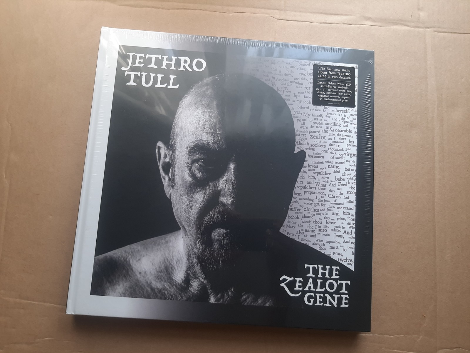 Jethro Tull – The Zealot Gene (DELUXE BOX SET SEALED 3 VINYL..CD..BLU RAY PRINT)