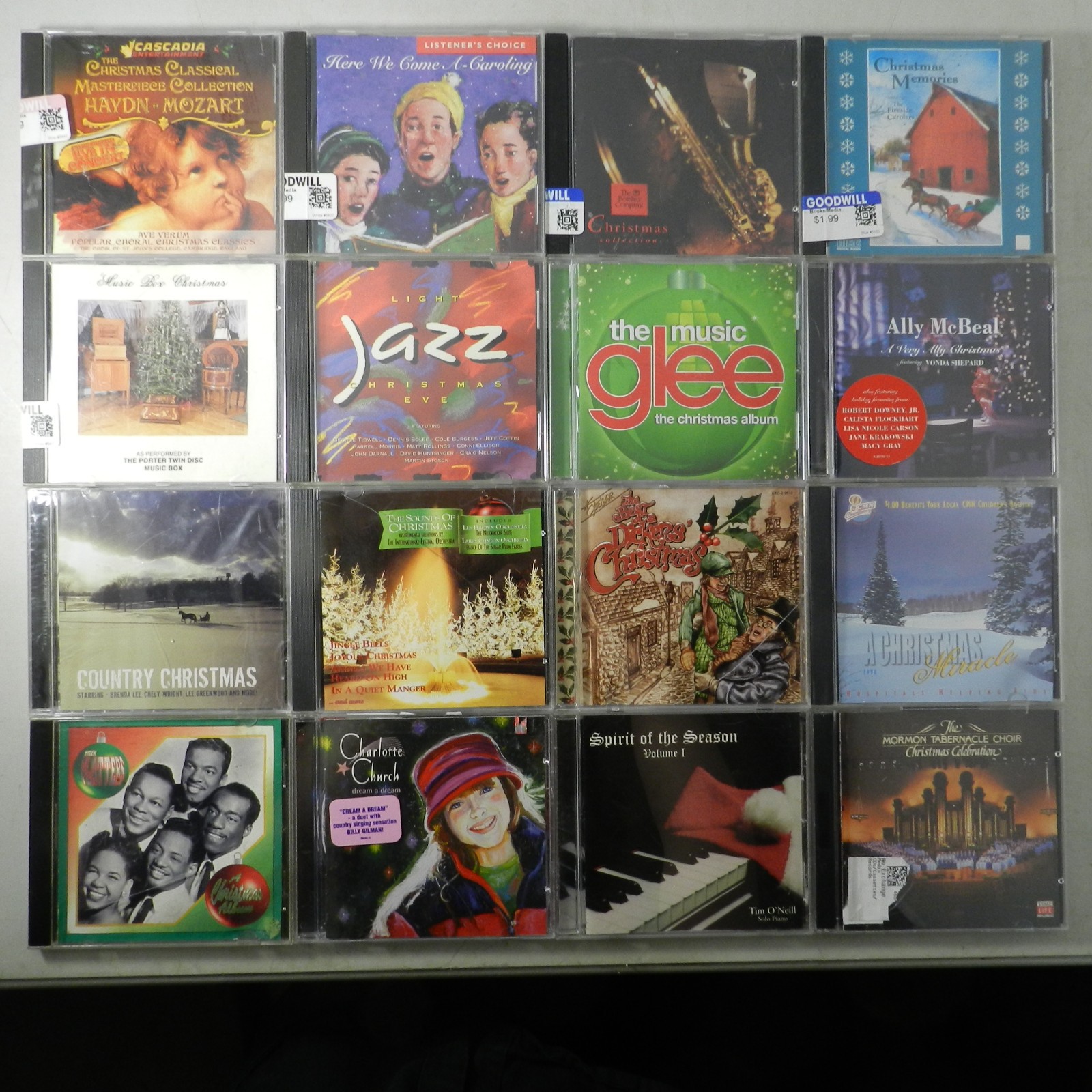 LOT of 16 Christmas Music CDs – Mozart + Glee + Country + Choir + MORE!