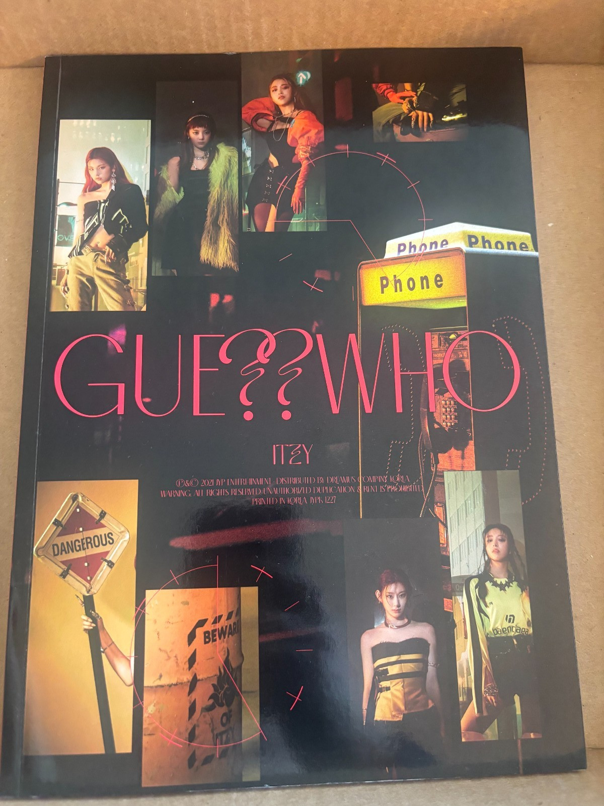 ITZY Guess Who Album CD Booklet JYP Entertainment 2021 K-Pop NO Photocards